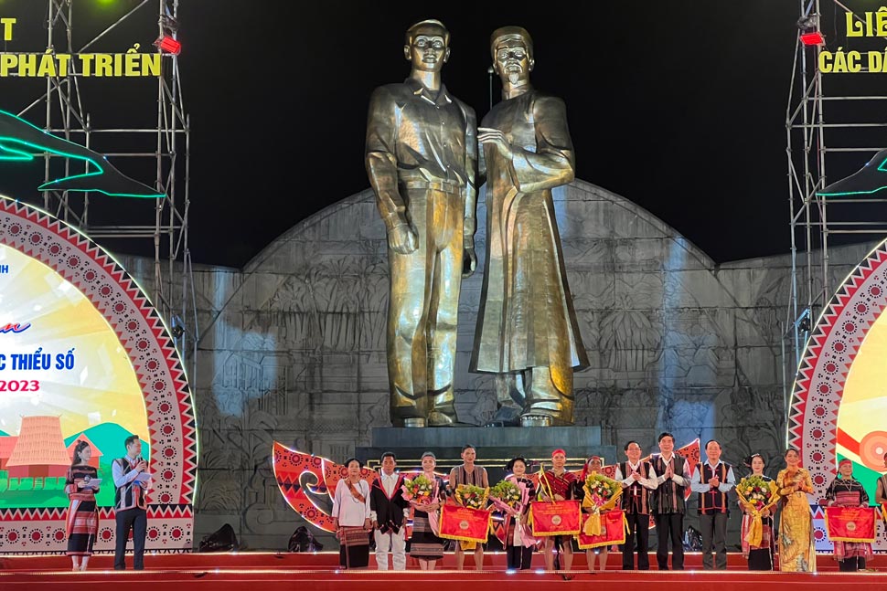 Lãnh đạo tỉnh Bình Định tặng Cờ lưu niệm cho các đoàn tham gia buổi lễ. Ảnh: Hoài Luân