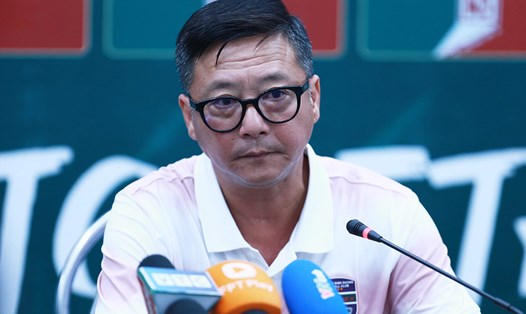 Huấn luyện viên Lê Huỳnh Đức tham dự họp báo sau trận Bình Dương - Nam Định. Ảnh: Thanh Vũ