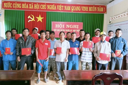 Trung tâm Giáo dục nghề nghiệp - Giáo dục thường xuyên huyện Đam Rông tổ chức trao tín chỉ cho người lao động trên địa bàn huyện. Ảnh: Bảo Lâm