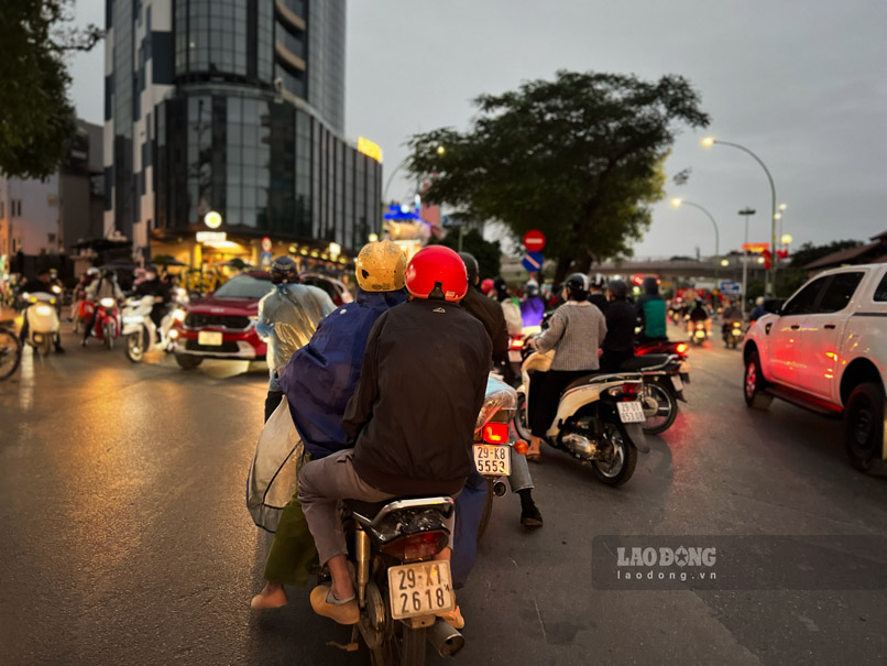 Theo phóng viên ghi nhận, có những nơi không mưa, tuy nhiên người dân vẫn mặc áo mưa để tránh rét.