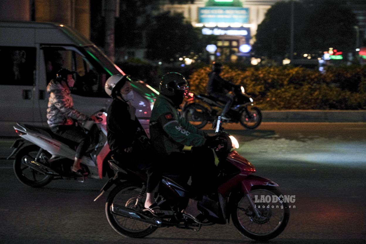 Người dân ra đường đều phải mặc thêm áo ấm, trang bị các phụ kiện như khăn, mũ để tránh gió rét.