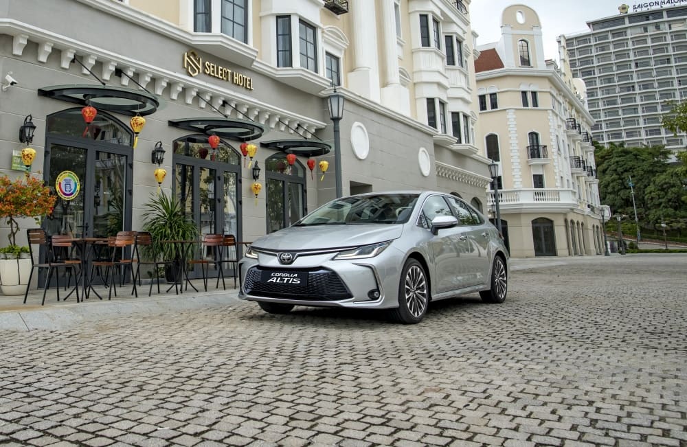 Toyota Corolla Altis 1.8 HEV là phiên bản cao cấp nhất có giá bán 878 triệu đồng. Xe được trang bị máy xăng 1.8L cho công suất 97 mã lực, mô-men xoắn 142 Nm, kết hợp cùng mô tơ điện công suất 71 mã lực và mô-men xoắn 163 Nm tương tự như Corolla Cross. Mức tiêu hao nhiên liệu của Corolla Altis 1.8HV khi vận hành trong điều kiện đường đô thị chỉ vào khoảng 4,3 lít/100km. Ảnh: Toyota