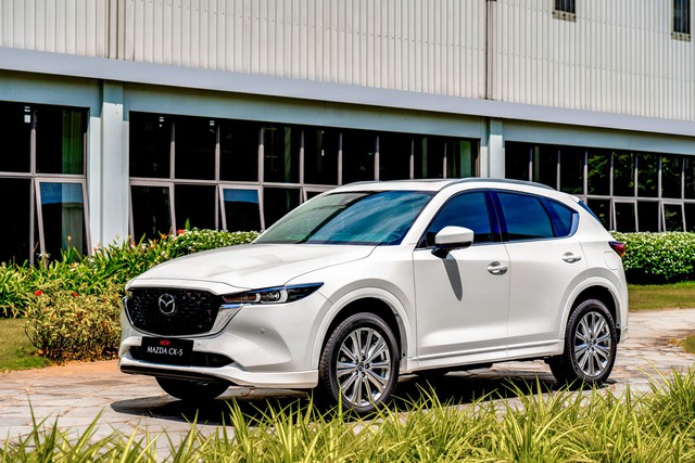 Mazda CX-5 phiên bản 2.0L Premium có mức tiêu hao nhiên liệu 8,39 lít nhiên liệu cho 100km đường đô thị, thấp hơn đáng kể so với những đối thủ cùng phân khúc như Tucson (11 lít/100 km) hay Territory (8,62 lít/100 km). Mazda CX-5 2.0L Premium sở hữu nhiều trang bị hơn như khả năng chỉnh điện, ghế lái nhớ vị trí giúp thiết lập tư thế ngồi nhanh chóng, màn hình HUD, 10 loa Bose. Phiên bản 2.0L Premium của CX-5 có giá bán niêm yết là 839 triệu Ảnh: Thaco