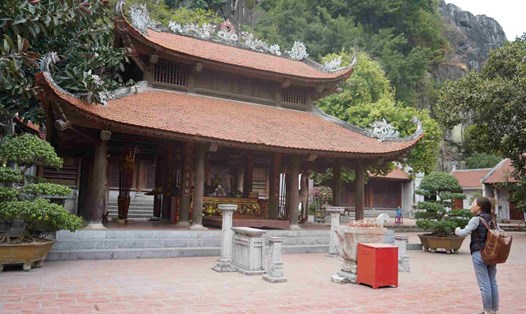 Đền thờ Trần Quốc Bảo nằm dưới chân núi Hoàng Tôn, nổi bật với kiến trúc cổ kính. Ảnh: Hoàng Khôi