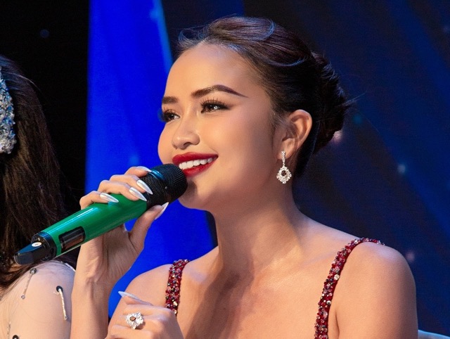 Ngọc Châu ngồi ghế nóng cuộc thi nhan sắc. Ảnh: NSCC.