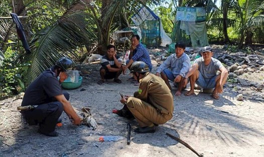 Nhóm đối tượng vào vườn dừa đá gà thì bị Công an huyện Vũng Liêm, tỉnh Vĩnh Long phát hiện bắt quả tang. Ảnh: Công an cung cấp. 