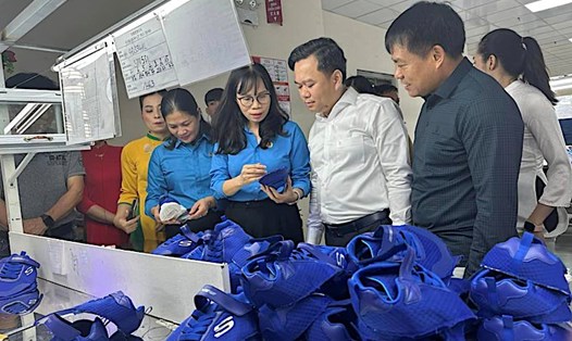 Lãnh đạo LĐLĐ tỉnh Tuyên Quang tới doanh nghiệp để tìm hiểu về việc làm, thu nhập của người lao động. Ảnh: CĐTQ