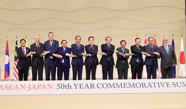 Các nhà lãnh đạo dự lễ khai mạc Hội nghị cấp cao kỷ niệm 50 năm quan hệ ASEAN - Nhật Bản. Ảnh: VGP