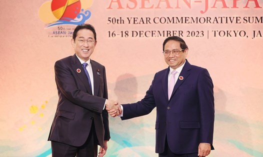 Thủ tướng Nhật Bản Kishida Fumio đón Thủ tướng Chính phủ Phạm Minh Chính dự lễ khai mạc Hội nghị cấp cao kỷ niệm 50 năm quan hệ ASEAN - Nhật Bản. Ảnh: TTXVN