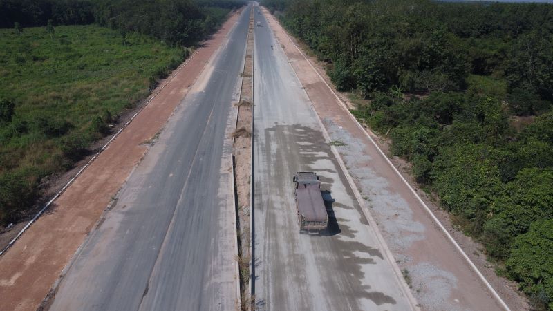 Đoạn đường từ Tân Long – Lai Uyên do UBND huyện Bàu Bàng làm chủ đầu tư dài khoảng 8,65km đã thực hiện đạt trên 90% giai đoạn 1, huyện đang triển khai giai đoạn 2.