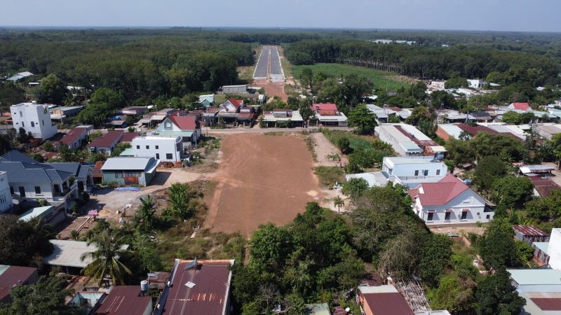 Ghi nhận tại đoạn qua thị trấn Phước Vĩnh, huyện Phú Gi áo, việc thi công đường chưa được thông suốt do còn nhiều điểm chưa có mặt bằng sạch.