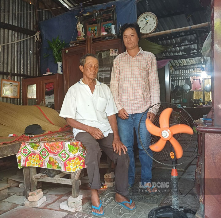 2 cha con ông Chẩy ở trong ngôi nhà nhỏ đã xuống cấp. Ảnh: Xuân Nhi