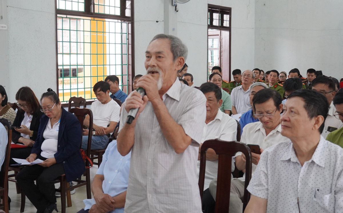 Cử tri thành phố Đông Hà kiến nghị tại một buổi tiếp xúc cử tri. Ảnh: Tiến Nhất.