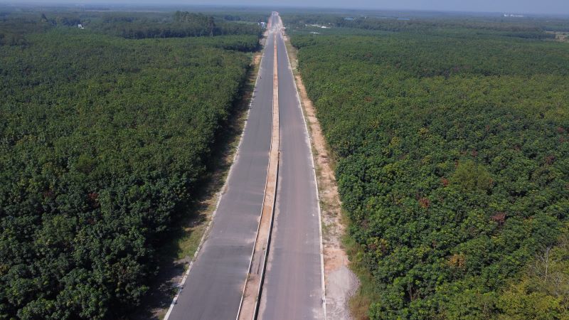 Cao tốc TP HCM Chơn Thành tiếp tục cắt đường tạo lực Bắc Tân Uyên - Phú Giáo - Bàu Bàng, lên xã An Long huyện Phú Giáo đến ranh tỉnh Bình Phước. Đây là hình ảnh con đường 