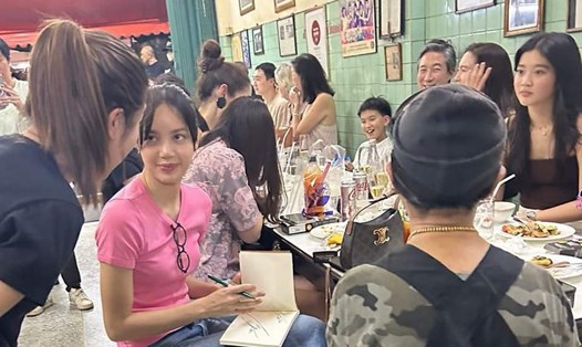 Lisa (Blackpink) đi ăn cùng tiểu thư Samsung Lee Won Ju (áo nâu). Ảnh: Allkpop
