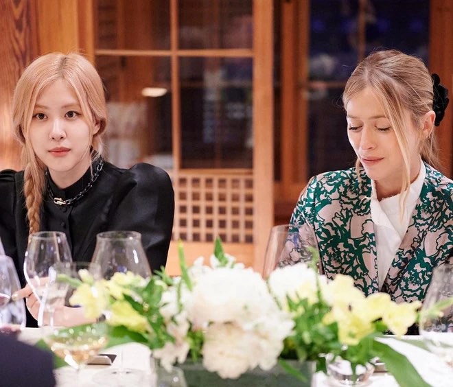 Rosé từng ngồi cạnh công chúa Samsung Lee Boo Jin trong một bữa tiệc. Ảnh: Allkpop 