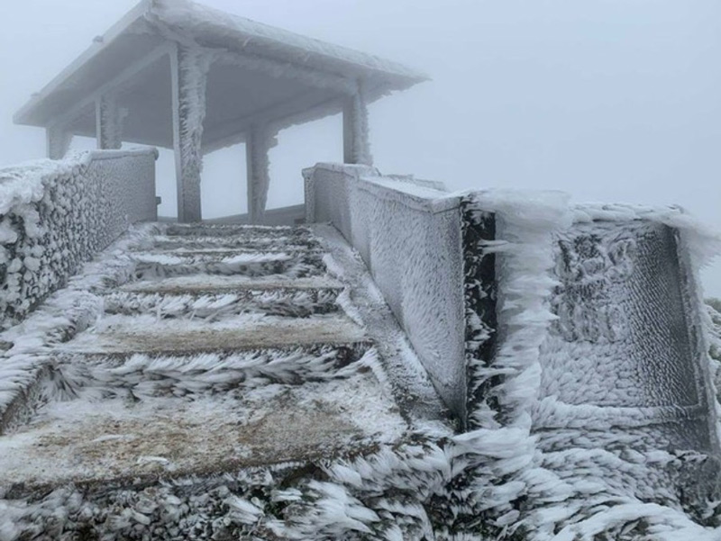 Băng tuyết xuất hiện tại đỉnh Mẫu Sơn những năm trước đã thu hút nhiều người trẻ tìm về checkin. Ảnh: Đơn vị cung cấp.
