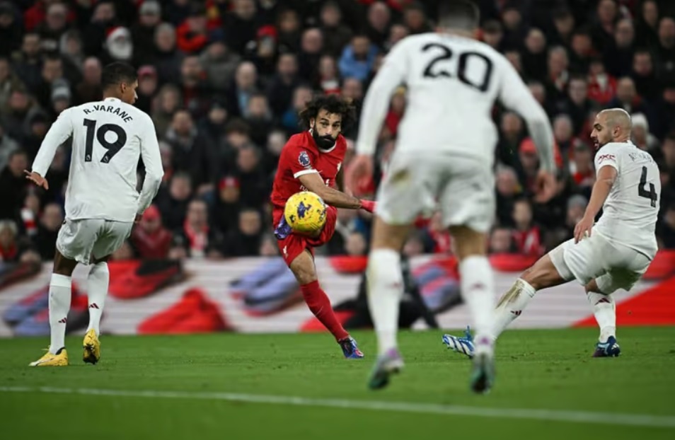 Mohamed Salah và các đồng đội vẫn chưa thể khoan thủng mành lưới Man United. Ảnh: The Athletic