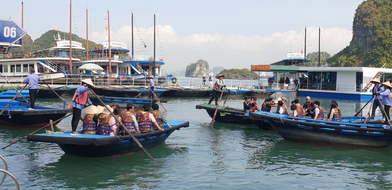 Du khách tham quan hang Luồn, vịnh Hạ Long bằng thuyền nan. Ảnh: Nguyễn Hùng