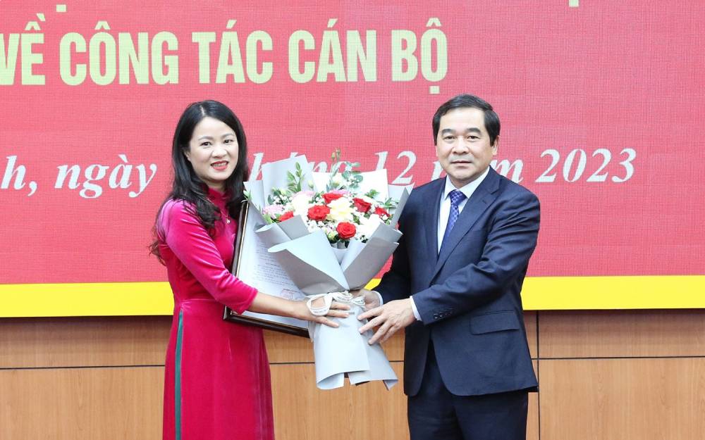 Ông Nguyễn Tiến Thành - Phó Bí thư thường trực Tỉnh ủy, Chủ tịch HĐND tỉnh Thái Bình trao quyết định và tặng hoa chúc mừng bà Nguyễn Thị Nhi. Ảnh: VGP 