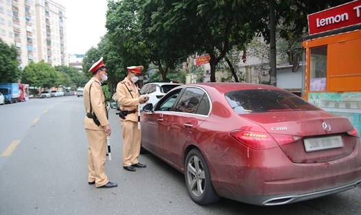 Cảnh sát giao thông Hà Nội kiểm tra nồng độ cồn với các tài xế. Ảnh: T.Vương