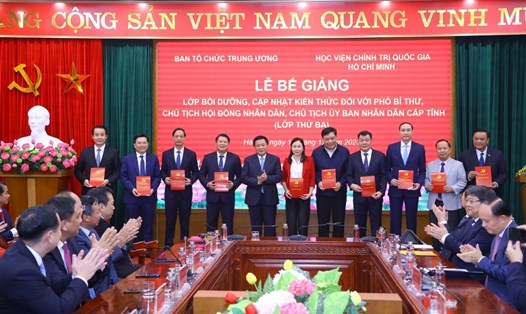 GS.TS Nguyễn Xuân Thắng trao Chứng nhận tốt nghiệp cho các học viên. Ảnh: Văn Điệp