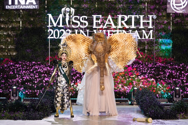 Hoa hậu Lan Anh trình diễn trang phục dân tộc tại bán kết Miss Earth 2023. Ảnh: BTC.