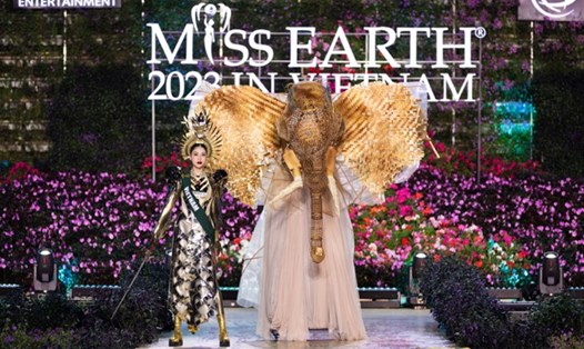 Hoa hậu Lan Anh trình diễn trang phục dân tộc tại bán kết Miss Earth 2023. Ảnh: BTC.
