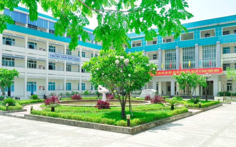 17 cán bộ, giảng viên của Trường CĐYT Quảng Nam thông báo ngừng việc tập thể vì bị nợ lương 6 tháng. Ảnh: Hoàng Bin.