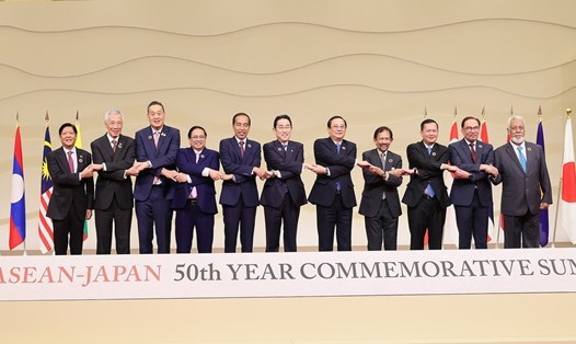 Thủ tướng Chính phủ Phạm Minh Chính và các nhà lãnh đạo dự lễ khai mạc Hội nghị cấp cao kỷ niệm 50 năm quan hệ ASEAN - Nhật Bản. Ảnh: TTXVN