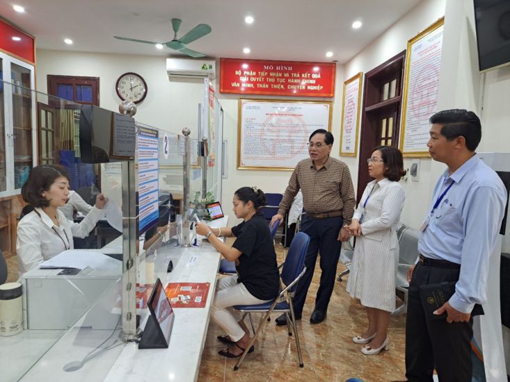 Kiểm tra công vụ tại UBND phường Ô Chợ Dừa, quận Đống Đa. Ảnh: Phạm Đông