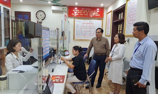 Kiểm tra công vụ tại UBND phường Ô Chợ Dừa, quận Đống Đa. Ảnh: Phạm Đông