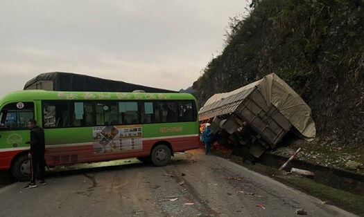 Hiện trường vụ tai nạn liên hoàn trên Quốc lộ 6. Ảnh: Minh Nguyễn