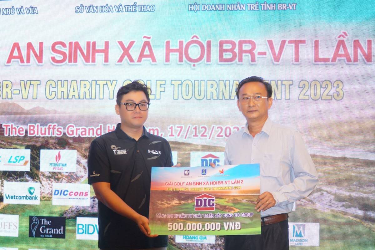 Một doanh nghiệp đóng góp cho quỹ An sinh xã hội tỉnh Bà Rịa - Vũng Tàu. Ảnh: Kim Hồng