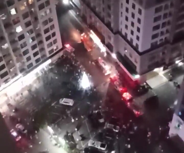 Hàng trăm cư dân trong tòa nhà được giải cứu an toàn. Ảnh: P.Linh