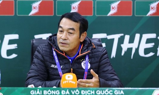 Huấn luyện viên Đinh Thế Nam dành lời khen cho màn trình diễn của cầu thủ Hà Nội. Ảnh: Minh Dân