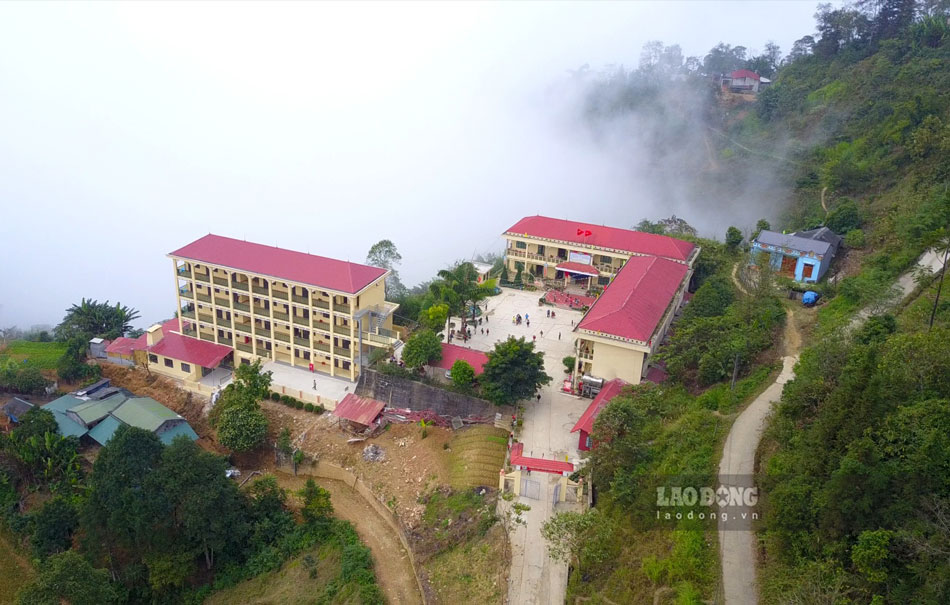 Nằm giữa lưng chừng mây núi, trường phổ thông dân tộc bán trú tiểu học Hoàng Thu Phố 1 vừa được nhà nước đầu tư xây dựng khang trang, nhằm đảm bảo điều kiện ăn ở, học tập tốt nhất cho 174 học sinh dân tộc bán trú.