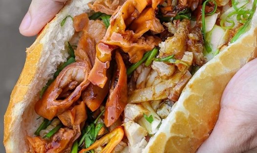 Bánh mì phá lấu khìa nước dừa màu nâu óng ả. Ảnh: Grab