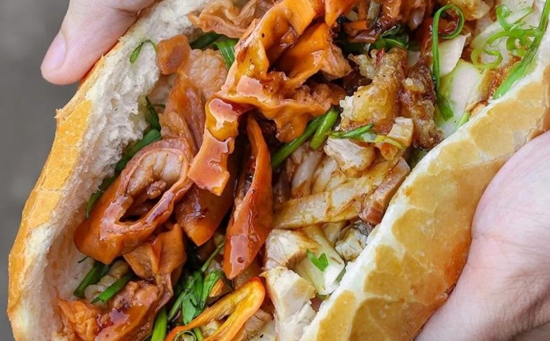 Bánh mì phá lấu khìa nước dừa màu nâu óng ả. Ảnh: Grab