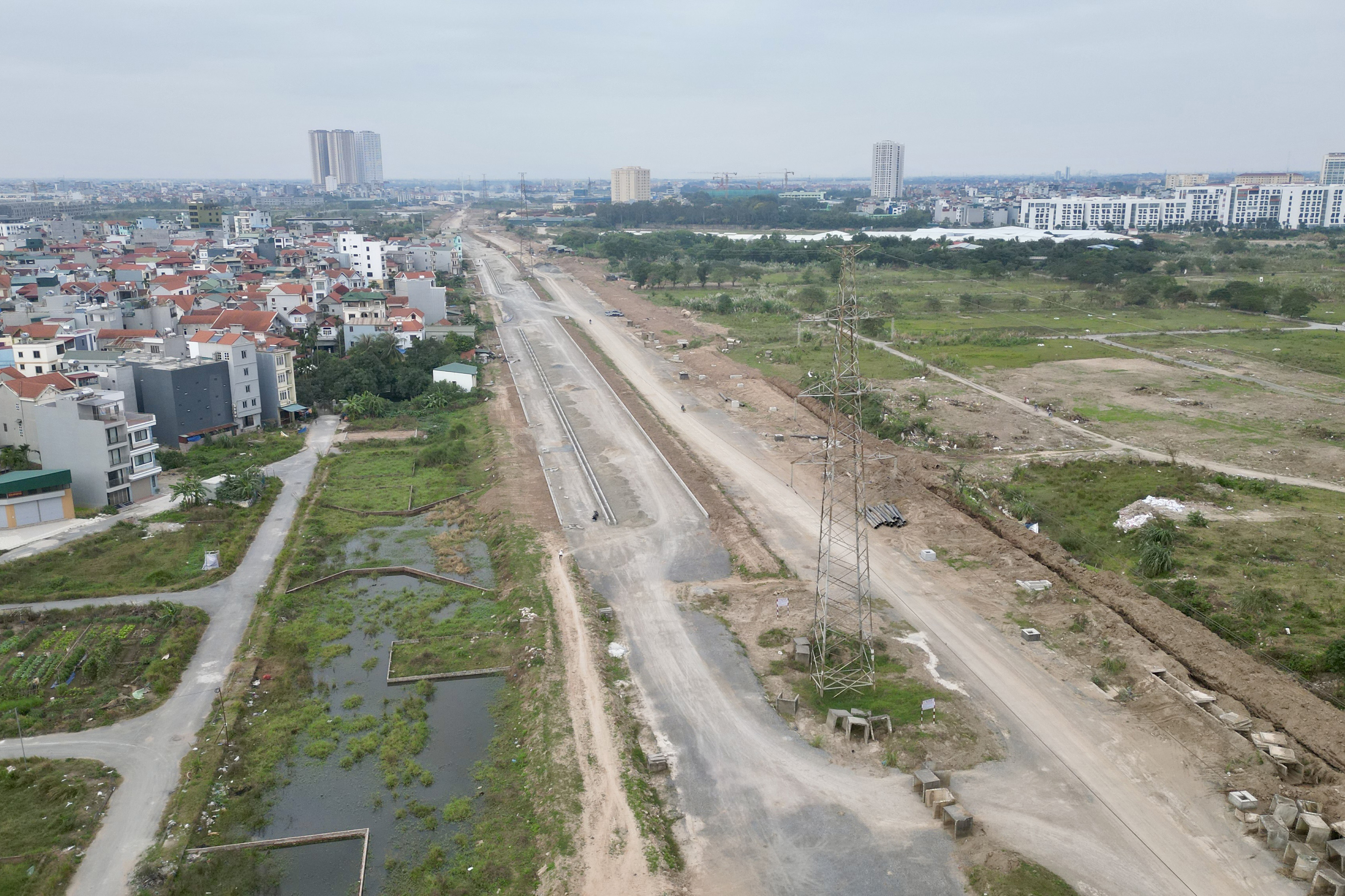 Đường Vành đai 3,5 đoạn qua huyện Hoài Đức (Hà Nội) vẫn là công trường thi công ngổn ngang, chậm tiến độ nhiều năm nay. Ảnh: Hữu Chánh