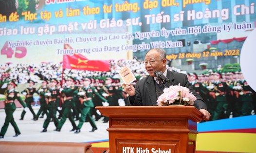 GS.TS Hoàng Chí Bảo - chuyên gia cao cấp, Nguyên uỷ viên Hội đồng lí luận Trung ương kể cho học sinh nghe các câu chuyện về Bác Hồ. 