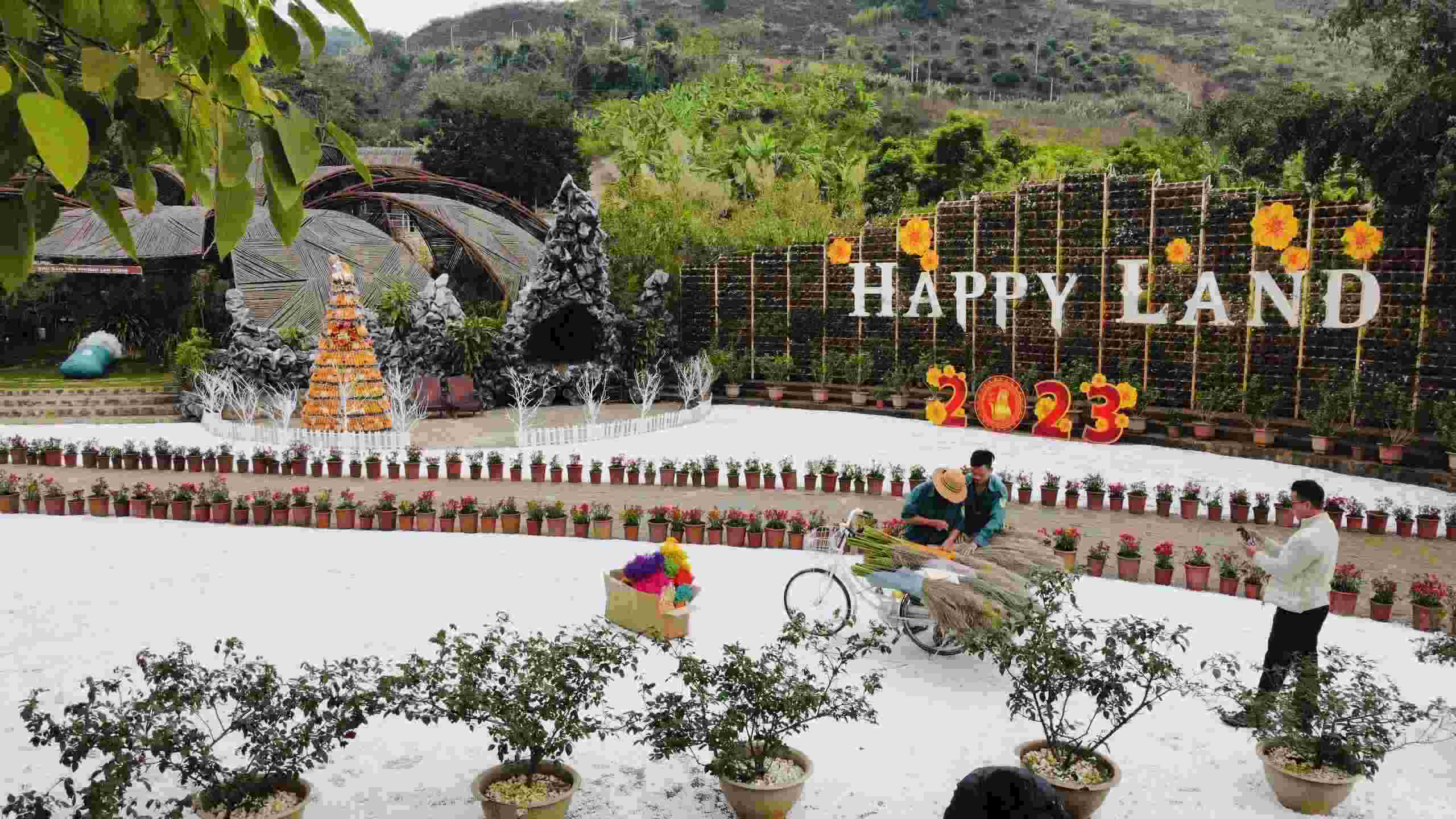 Cũng theo ông Hùng, từ khi mở cửa, mỗi ngày, “thị trấn tuyết” đón khoảng 1000 - 1.500 lượt khách. Ảnh: Happy land