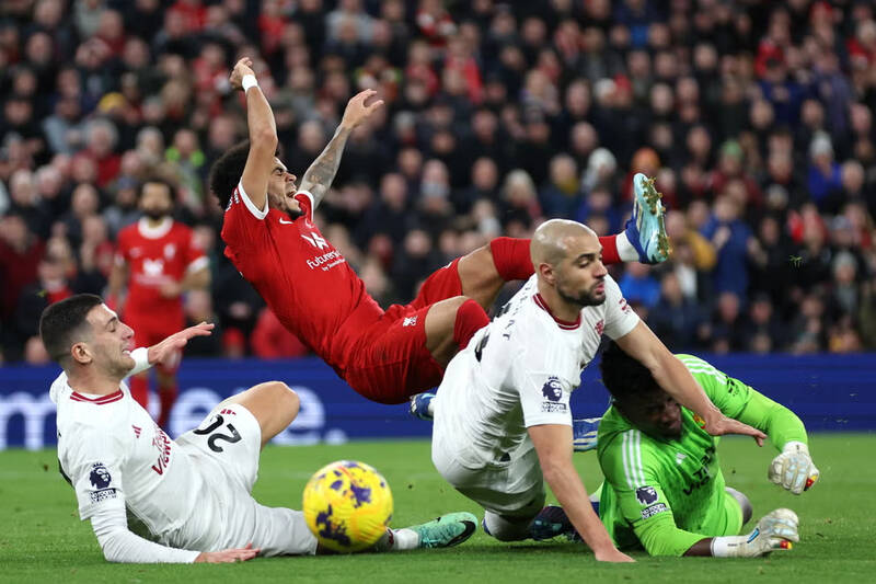Man United phòng ngự đầy nỗ lực trước sức ép của Liverpool.  Ảnh: AFP 