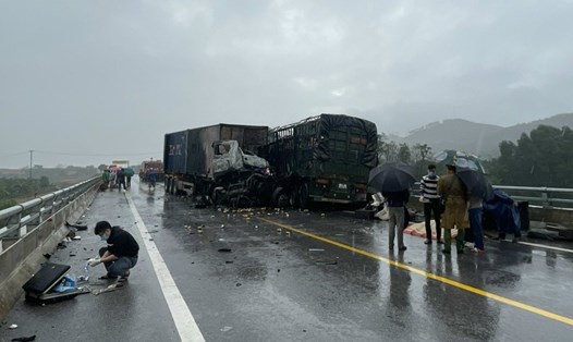 Hai xe đầu kéo đâm trực diện trên cao tốc Cam Lộ - La Sơn khiến 3 người thương vong. Ảnh: Công an cung cấp.