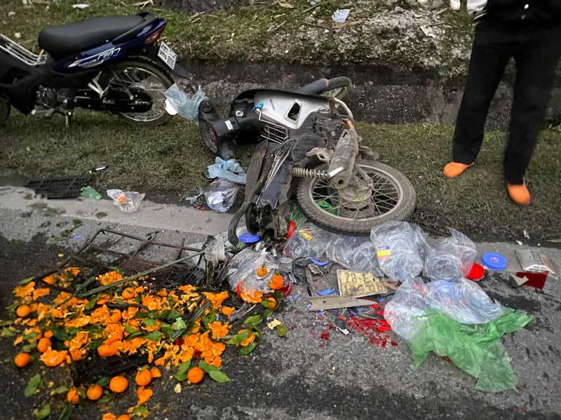 Chiếc xe máy bị hư hỏng sau vụ tai nạn. Ảnh: Minh Nguyễn