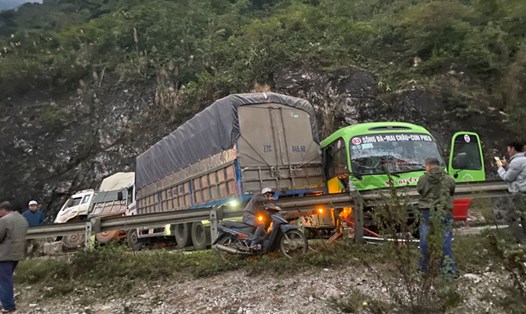 Hiện trường vụ tai nạn liên hoàn trên Quốc lộ 6. Ảnh: Minh Nguyễn