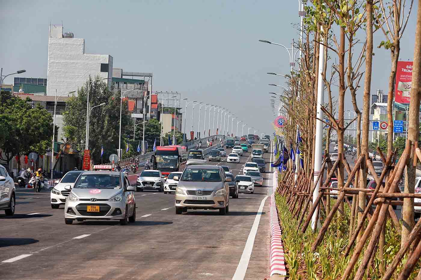 Cầu Vĩnh Tuy 2 đưa vào hoạt động sẽ giảm tải cho cầu Vĩnh Tuy 1 vốn thường xuyên ùn tắc, tăng cường lưu thông giữa hai bên bờ sông Hồng, đáp ứng nhu cầu vận tải tăng cao giữa trung tâm Thủ đô với phía Bắc và Đông Bắc thành phố. 