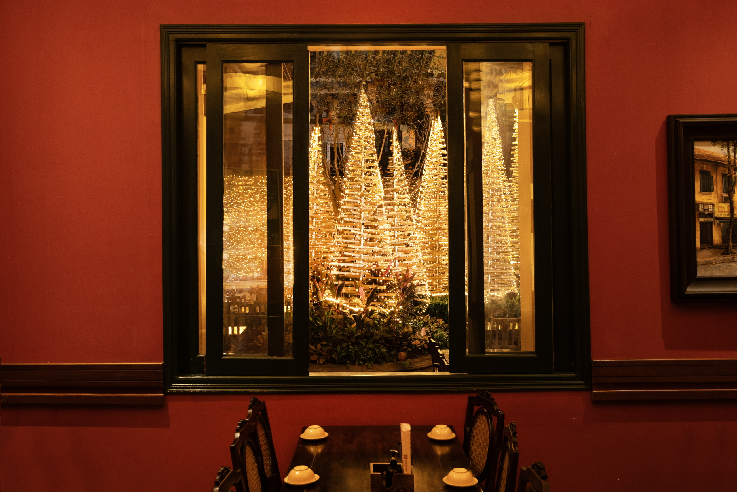 Một góc cửa sổ ấm cúng sẽ là sự lựa chọn tuyệt vời của du khách khi lựa chọn đến tận hưởng dịp lễ Giáng sinh cận kề. Ảnh: BTC