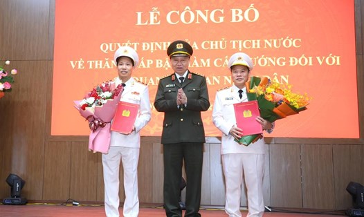 Hai Thứ trưởng Lê Văn Tuyến (ngoài cùng bên trái) và Nguyễn Văn Long (ngoài cùng bên phải) nhận quyết định thăng quân hàm lên Trung tướng. Ảnh: Bộ Công an