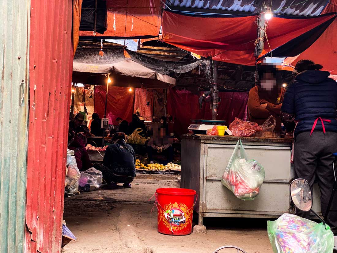 Trên trục đường dự kiến được Hà Nội mở rộng đang tồn tại một chợ dân sinh. Ảnh: Vĩnh Hoàng